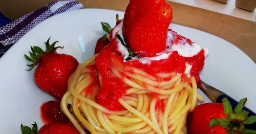 Wulkan truskawkowy z makaronem spaghetti