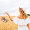 Espadryle na koturnie, czyli idealne obuwie do letnich outfitów