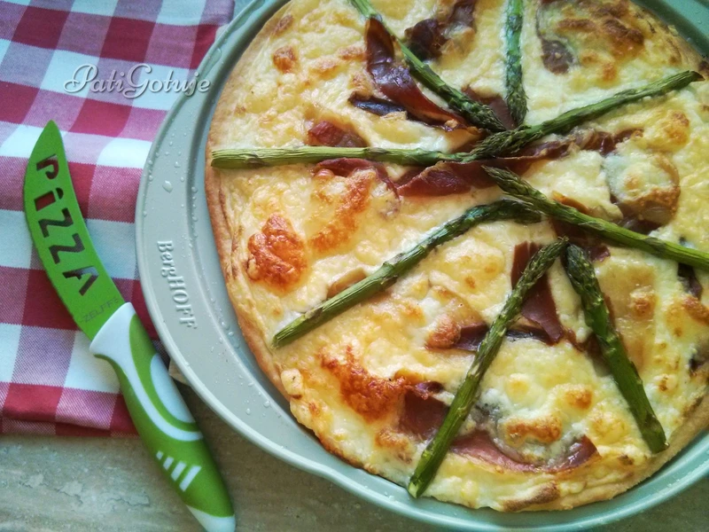 Pizza bianca ze szparagami