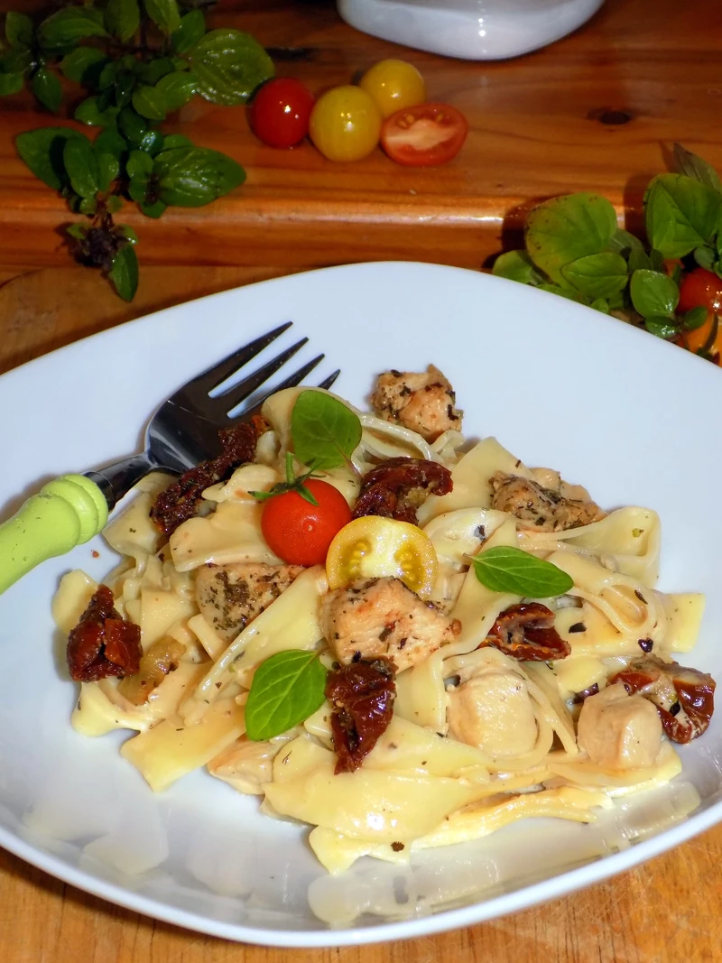 tagliatelle z kurczakiem i suszonymi pomidorami