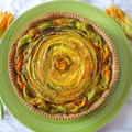 Tarta z kolorowymi warzywami w sosie z kurkumą