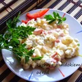 Sałatka ziemniaczana z papryką i ogórkiem kiszonym. Świetna do grillowanych mięs.