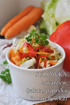 Surówka z warzyw (sałata, marchewka i papryka)