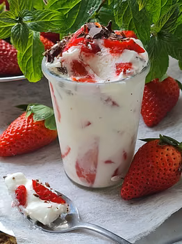 Mrożony jogurt z czekoladą i truskawkami