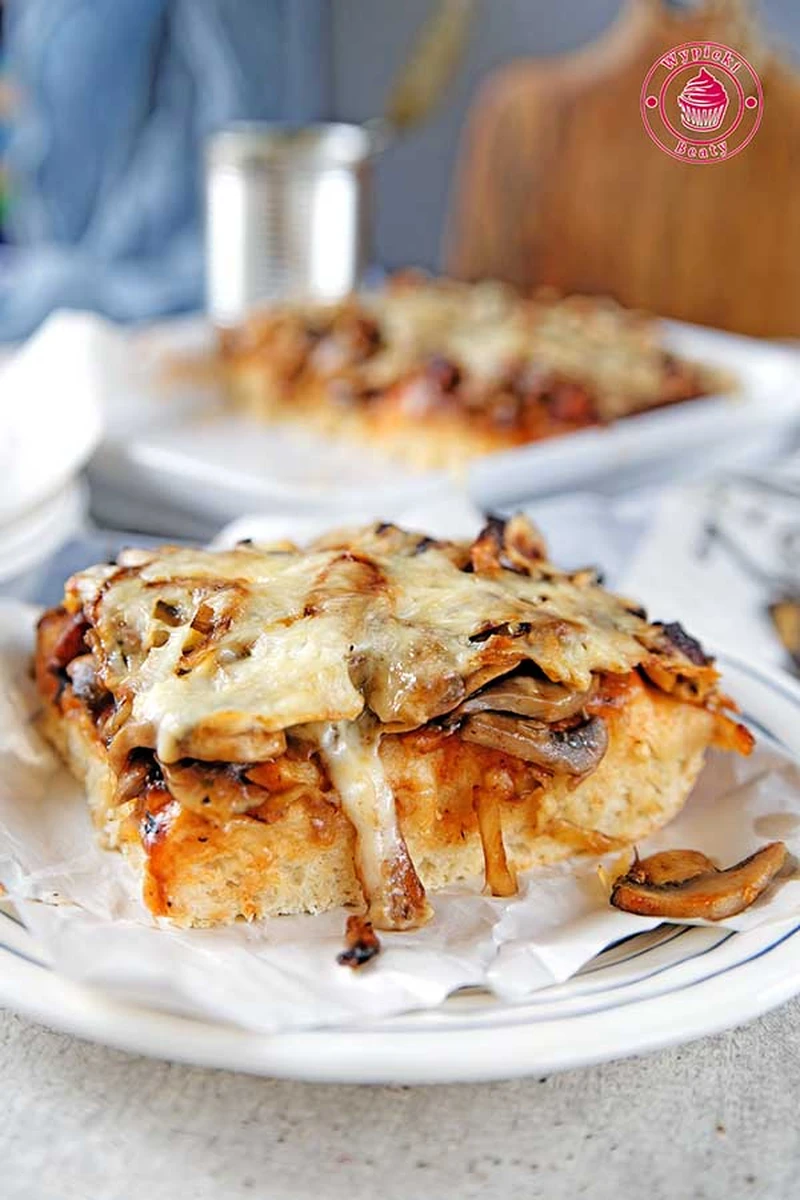 Pizza z pieczarkami i cebulą