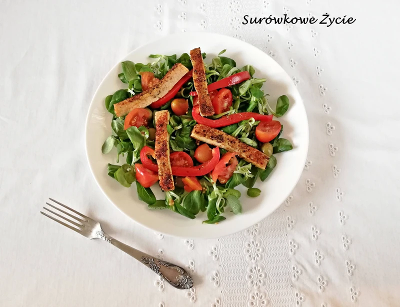 Sałatka z roszponką i pieczonym tofu