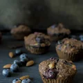 Czekoladowe muffiny cukiniowo-marchewkowe z borówkami