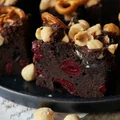 Brownie z wiśniami i z solonymi dodatkami