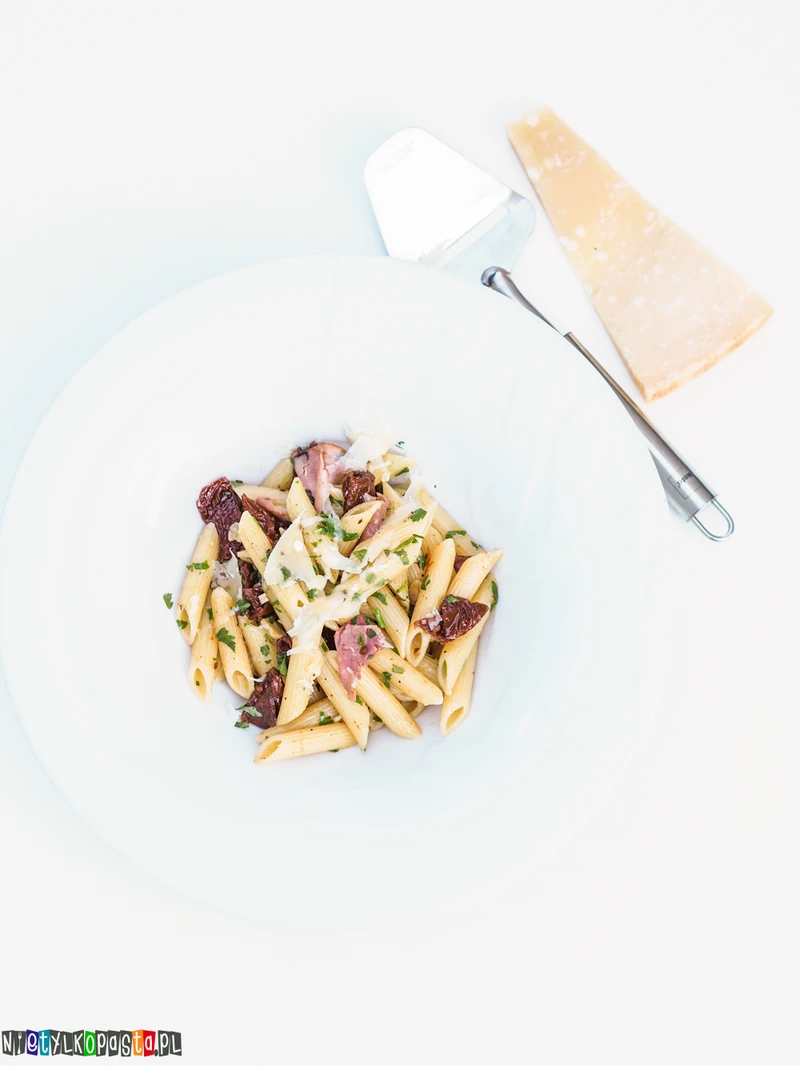 Makaron z suszonymi pomidorami i szynką parmeńską