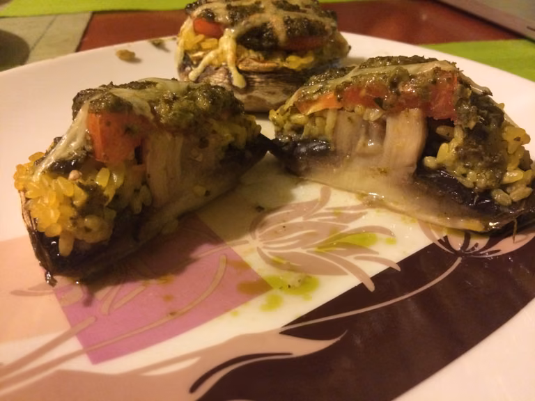 Pieczarki faszerowane z zielonym pesto i pomidorem
