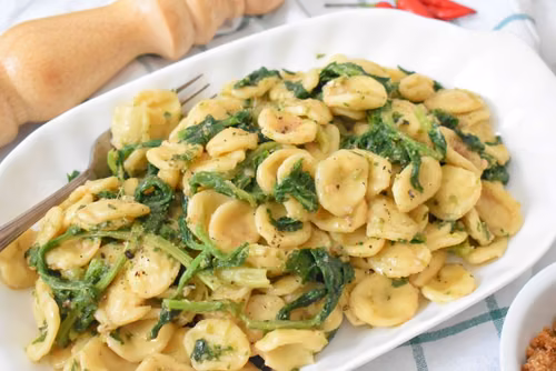 Makaron orecchiette z rzepą brokułową po apulijsku