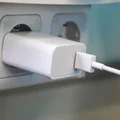 Wiemy, ile kosztuje trzymanie ładowarki w gniazdku!