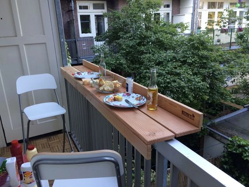 Blat na balustradzie balkonu