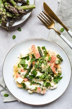 Omlet ze szparagami, łososiem i fetą
