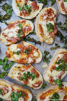 Bruschetta z pomidorami, serem cheddar i jarmużem
