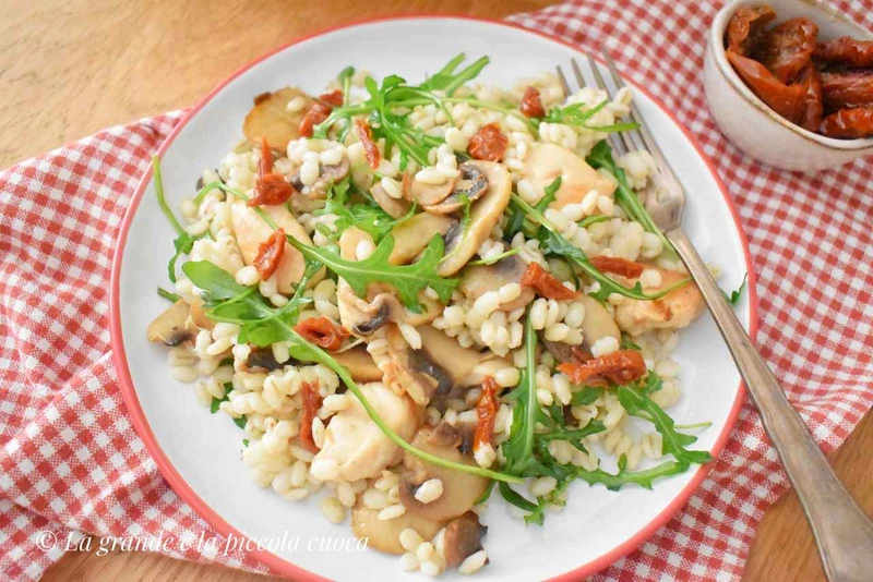 Kasza pęczak z kurczakiem, pieczarkami i suszonymi pomidorami