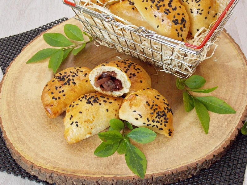 Pieczone pierogi z kaczką i karmelizowaną cebulą z żurawiną