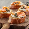 Bruschetta z wędzonym łososiem