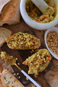 GUACAMOLE Z POMIDORAMI, PAPRYKĄ I PRAŻONYMI ORZESZKAMI PINI!