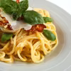 Bardzo klasyczna carbonara ale z kilkoma listkami bazylii