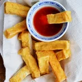 SPRĘŻYSTE TOFU FRYTKI ZE SŁODKIM SOSEM CHILI