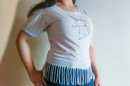 DIY: T-shirt z frędzlami i geometrycznym wzorem