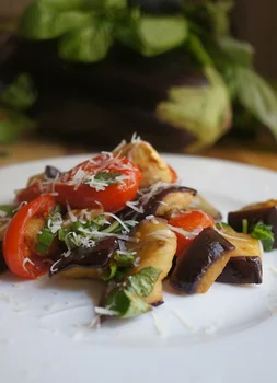 SAŁATKA Z BAKŁAŻANEM, POMIDORKAMI KOKTAJLOWYMI I PARMEZANEM
