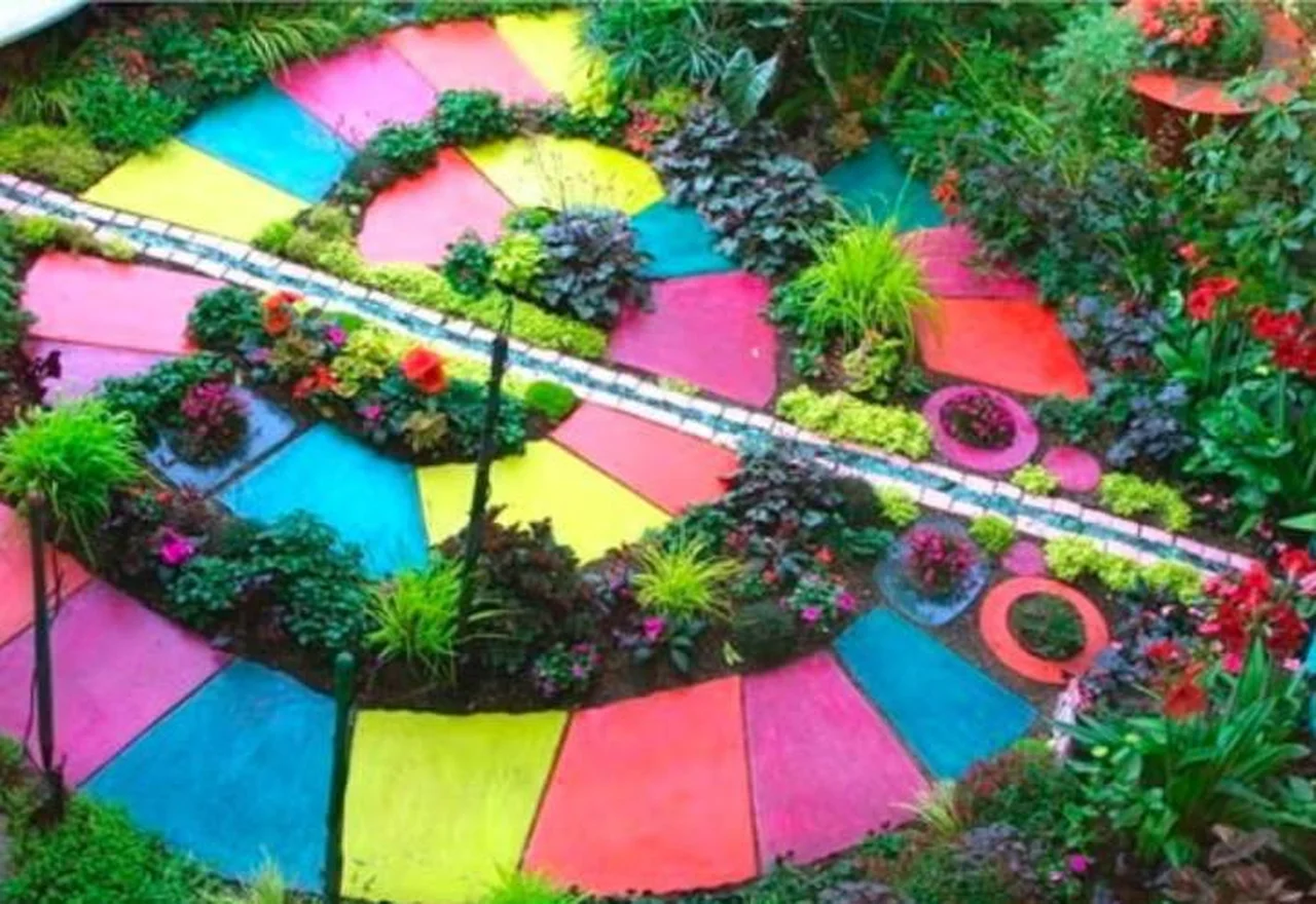Kolorowe alejki w ogrodzie