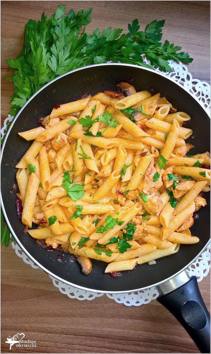 Penne z kurczakiem w sosie śmietanowo-pomidorowym z papryką i bazylią
