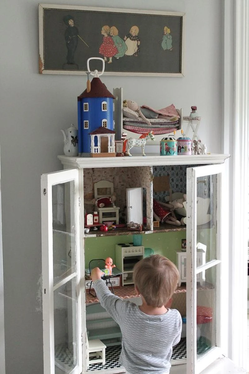 Domek dla lalek w starej szafce-DIY