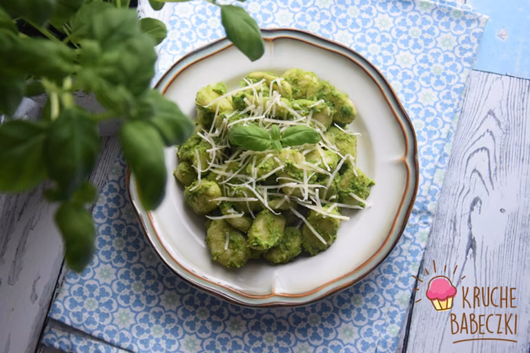 GNOCCHCI Z PESTO Z RUKOLI I NATKI PIETRUSZKI