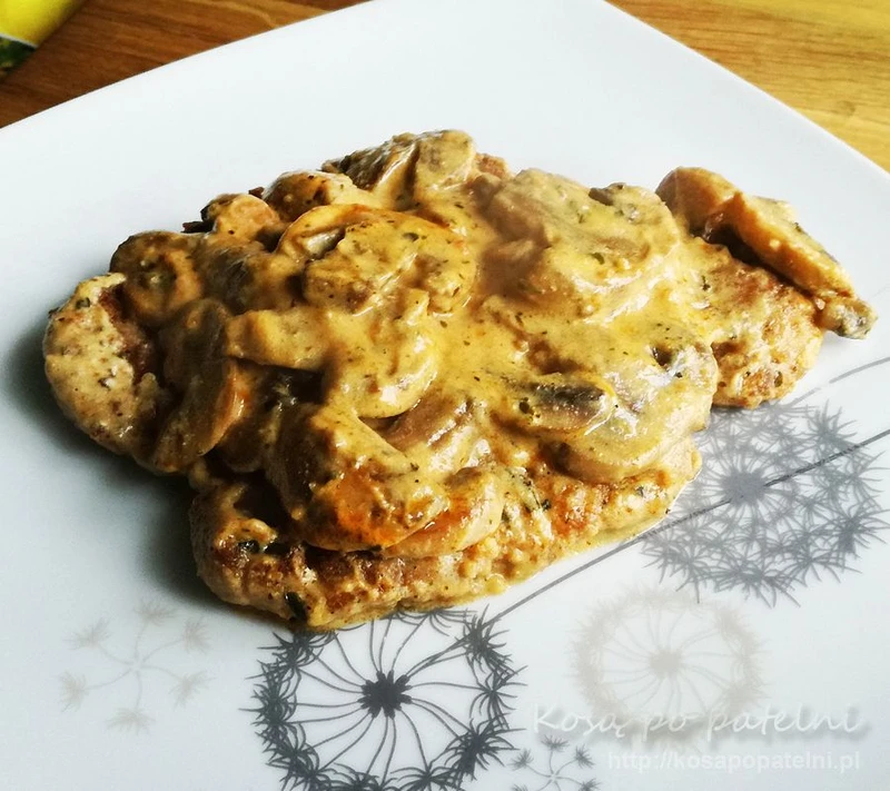 Kotlet schabowy w sosie pieczarkowym
