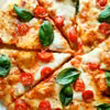 Pizza margheritta z pomidorami