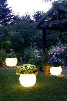 Świecące donice w ogrodzie