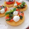 Pizzette z ciasta francuskiego z marynowanymi pomidorkami