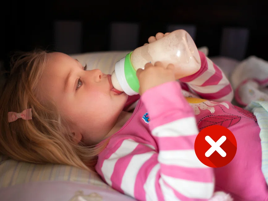 Kiedy dziecko powinno przestać pić z butelki ze smoczkiem?