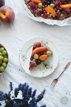 Jogurtowe ciasto z letnimi owocami i lawendowym lukrem
