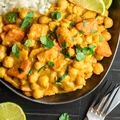 Pikantne curry z dynią i ciecierzycą (6 składników)