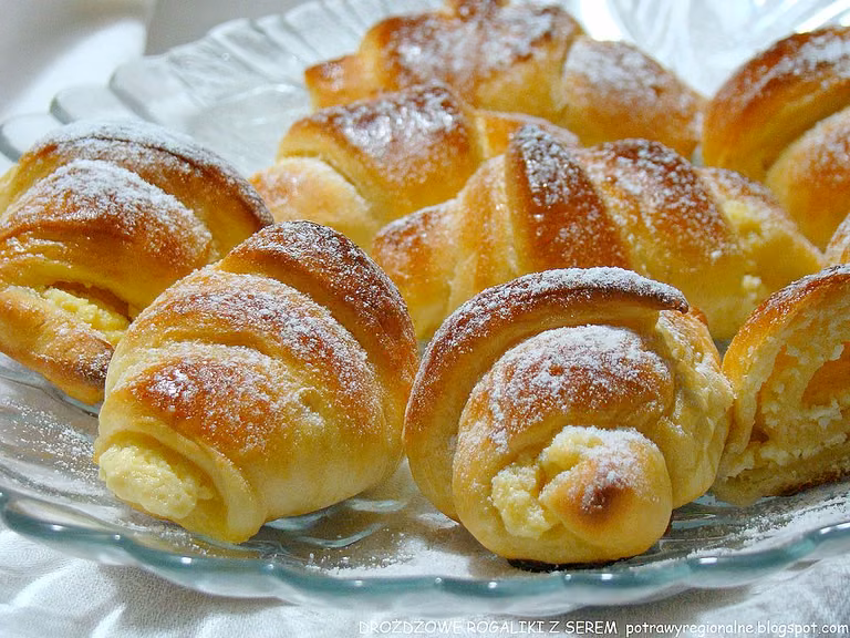 DROŻDŻOWE ROGALIKI Z SEREM