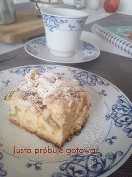 Ucierane ciasto z rabarbarem otulone słodką kruszonką