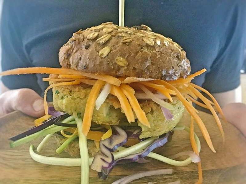Wegetariańskie burgery z cieciorki i koziego sera