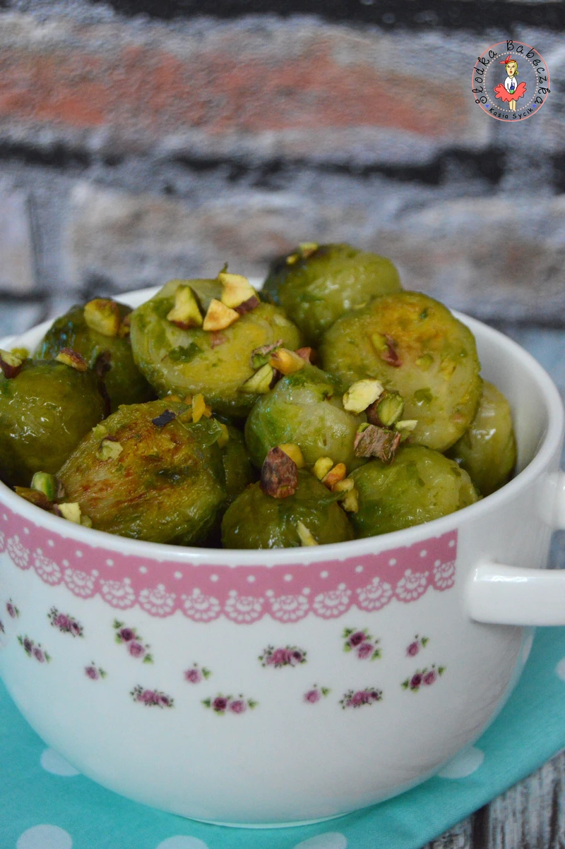 Brukselka smażona z pistacjami