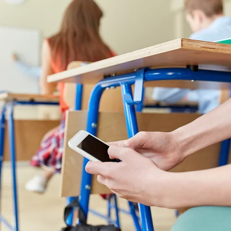 Koniec z telefonami w szkołach - projekt już przyjęty! Zakaz obejmie zarówno lekcje, jak i przerwy