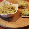 Guacamole z pomidorem i cebulą