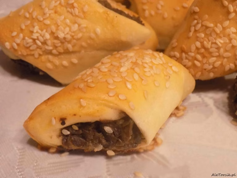 Paszteciki drożdżowe z pieczarkami