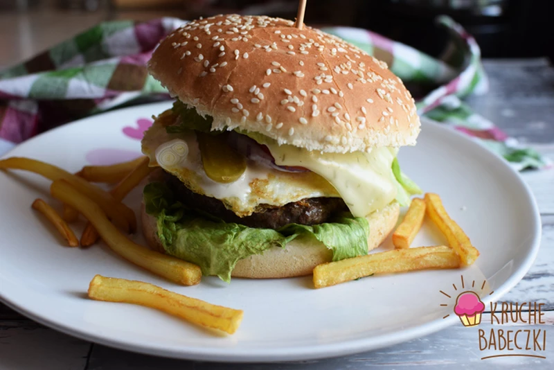 Burgery wołowe z jajkiem sadzonym i sosem czosnkowym