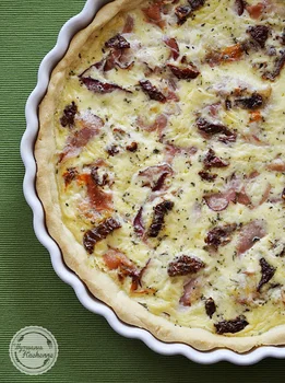 Tarta z szynką parmeńską i mozarellą