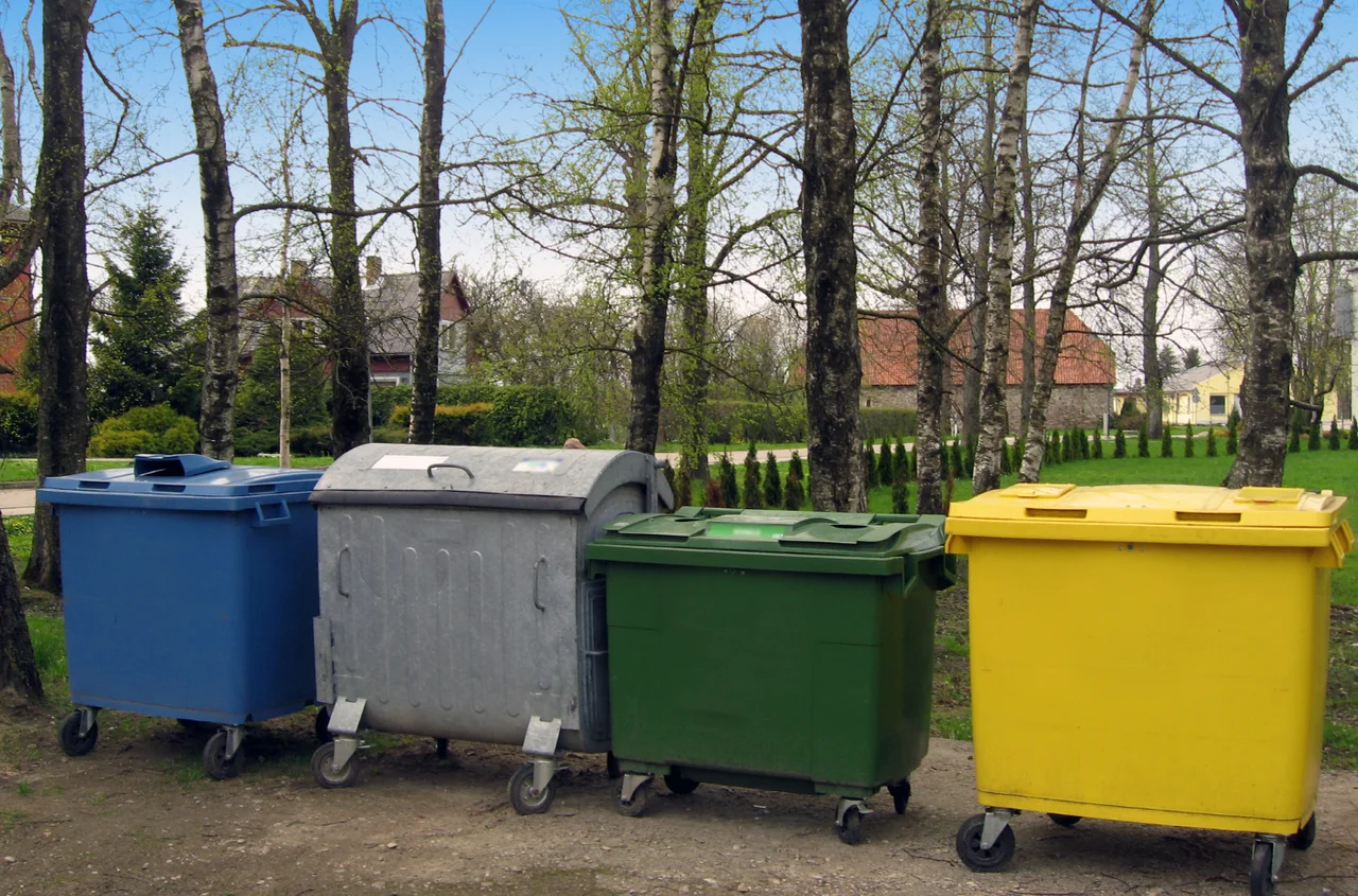 Nowe zasady segregacji odpadów! Czerwone i białe kosze na śmieci zalewają polskie miasta i zaskoczyły mieszkańców