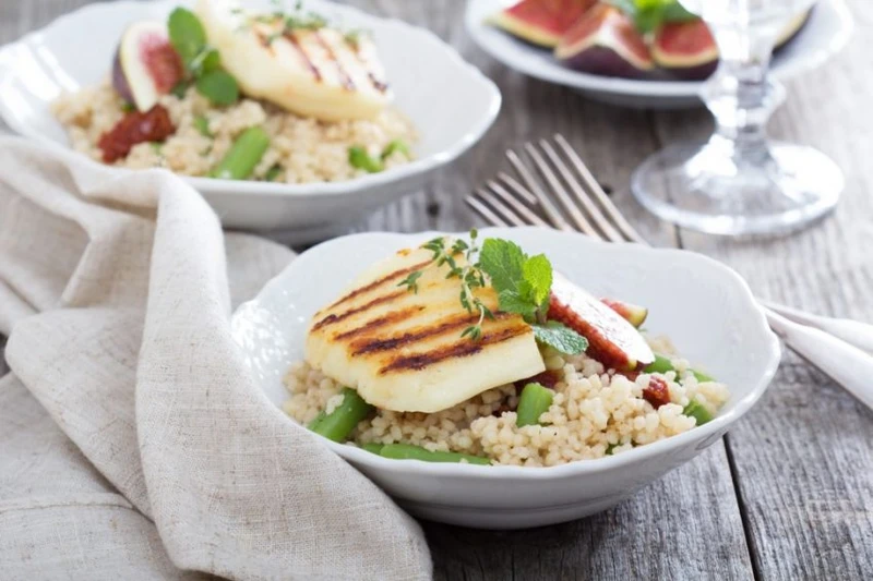 GRILLOWANY HALLOUMI NA SAŁATCE Z KUSKUSEM I FASOLKĄ