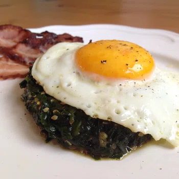 Przepis na śniadanie: szpinak z sezamem i jajkiem